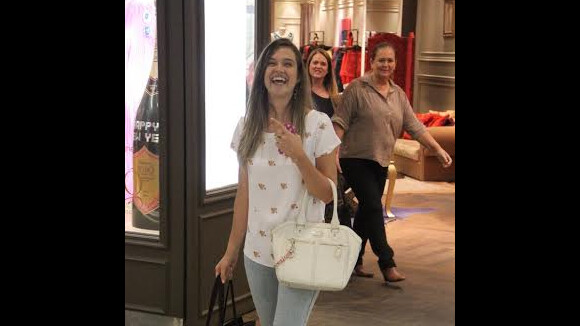 Juliana Paiva, de 'Além do Horizonte', faz compras sorridente em shopping do Rio