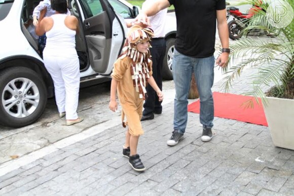 Noah chega para sua festa nesta quarta-feira, 18 de dezembro de 2013, na casa de festas Itanhangá Lounge Festa e Aventura, na Zona Oeste do Rio de Janeiro
