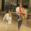 Tania Khalill passeia com as filhas Isabela e Laura em shopping do Rio de Janeiro, em 19 de dezembro de 2013