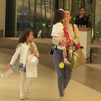Tania Khalill, atriz de 'Joia Rara', passeia sorridente com as duas filhas