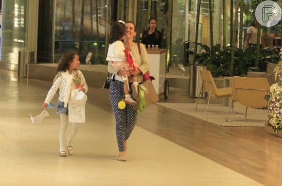 Tania Khalill passeia com as filhas Isabela e Laura em shopping do Rio de Janeiro, em 19 de dezembro de 2013