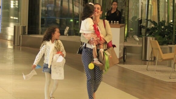 Tania Khalill, atriz de 'Joia Rara', passeia sorridente com as duas filhas