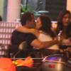 Malvino Salvador e Kyra Gracie trocam beijos apaixonados em restaurante do Rio, em 19 de dezembro de 2013