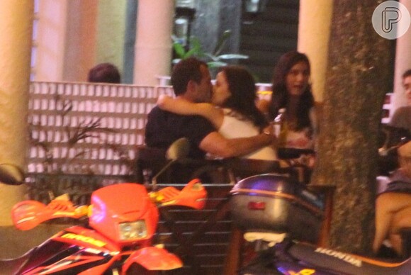 Malvino Salvador e Kyra Gracie trocam beijos apaixonados em restaurante do Rio, em 19 de dezembro de 2013