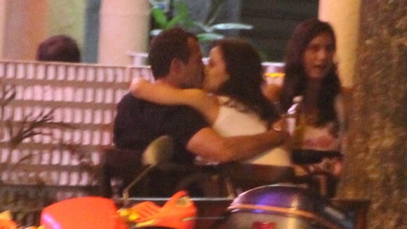 Malvino Salvador é flagrado aos beijos com a nova namorada, Kyra Gracie
