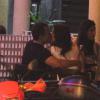Malvino Salvador e Kyra Gracie se beijam em restaurante do Rio