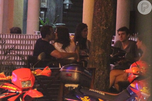 Malvino Salvador e Kyra Gracie se beijam em restaurante do Rio