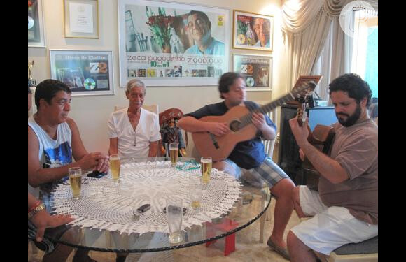 Zeca Pagodinho faz música com a família e amigos na fazenda onde mora, em Xerém