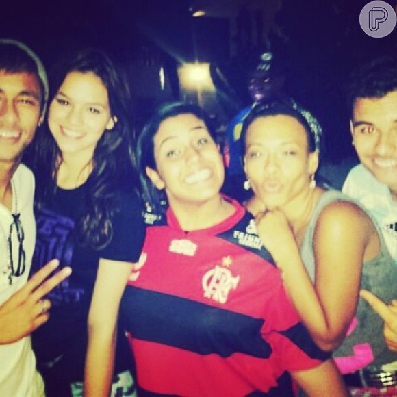 Neymar e Bruna Marquezine aparecem abraçados em uma foto publicada no Instagram em dezembro de 2013