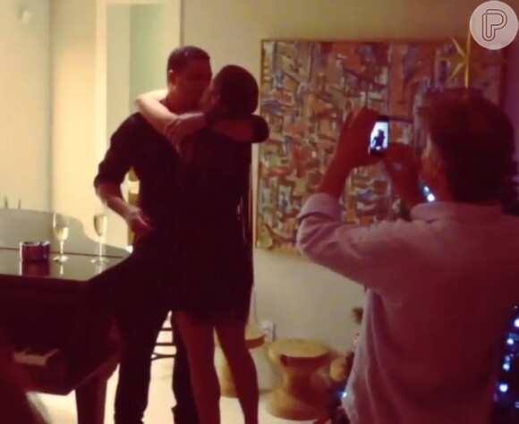 O beijo dos noivos após o pedido de casamento. Ronaldo e Paula Morais estão juntos há 1 ano