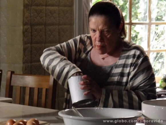 Em cena de 'Amor à Vida' que vai ao ar na terça-feira, 24 de dezembro de 2013, Ciça desconfia de um pó branco que Aline coloca no preparo do bolo e acaba provando o veneno