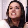Leila (Fernanda Machado) espalha gasolina no chão do quarto onde Natasha (Sophia Abrahão) está inconsciente e põe fogo na mansão, em 'Amor à Vida'