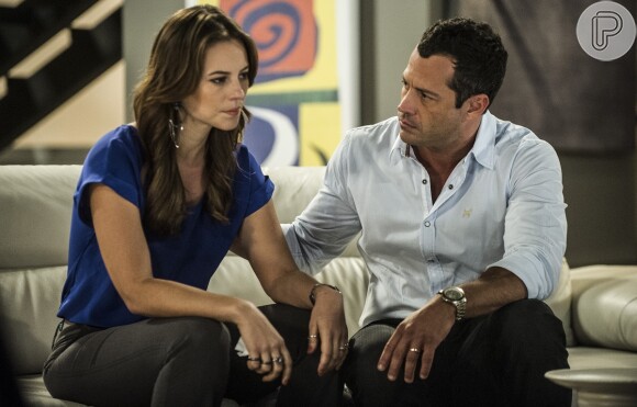 Bruno (Malvino Salvador) e Paloma (Paolla Oliveira) descobrem o roubo de Aline (Vanessa Giácomo) e se unem para desmascará-la, em 'Amor à Vida'