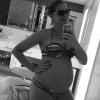 Ana Hickmann publicou em sua conta no Instagram, na tarde desta quinta-feira, 26 de dezembro de 2013, uma foto sua de biquíni onde mostra sua barriga de grávida