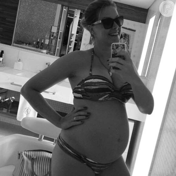 Ana Hickmann publicou em sua conta no Instagram, na tarde desta quinta-feira, 26 de dezembro de 2013, uma foto sua de biquíni onde mostra sua barriga de grávida