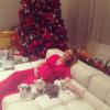 Ana passou o Natal em família. A apresentadora publicou várias fotos suas usando um vestido longo vermelho