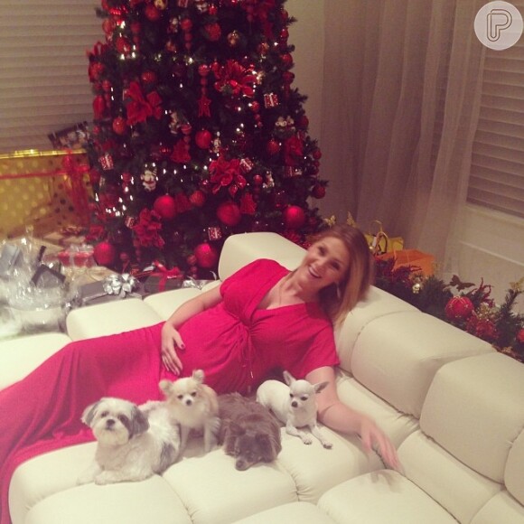 Ana passou o Natal em família. A apresentadora publicou várias fotos suas usando um vestido longo vermelho