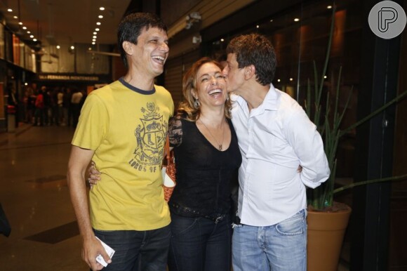 Ernesto Piccolo beija Cissa Guimarães ao lado de Duda Ribeiro na estreia do monólogo 'Minimanual de Qualidade de Vida', com Alexandra Richter