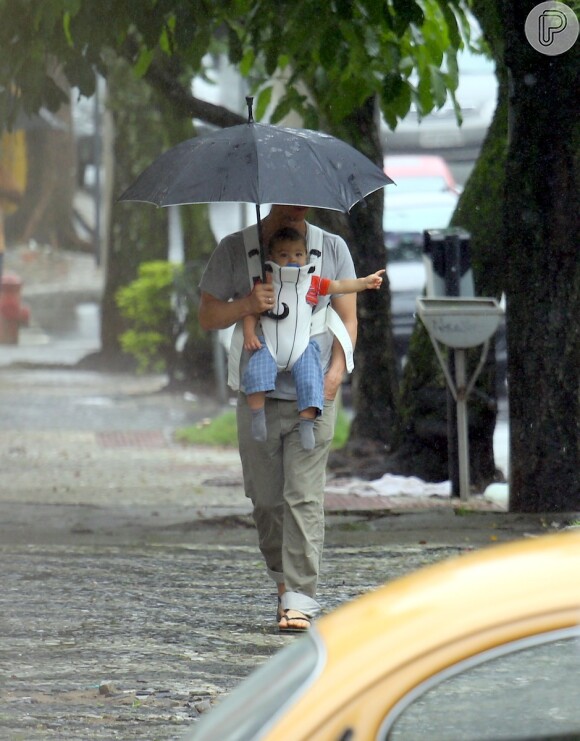 Matthew McConaughey usa guarda-chuva para passear com o filho, Livingston