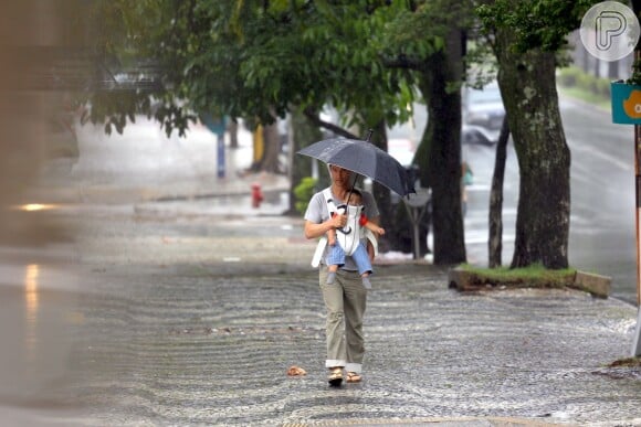 Matthew McConaughey passeia em dia de chuva com o filho caçula, Livingston