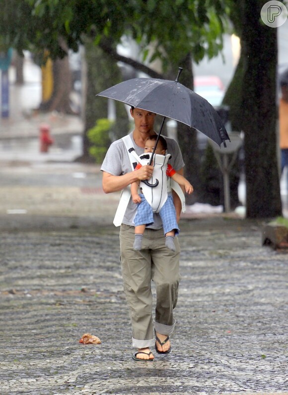 Matthew McConaughey é flagrado fazendo passeio com o filho caçula