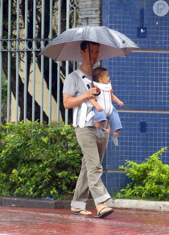 Matthew McConaughey e o filho Livingston fazem passeio juntos