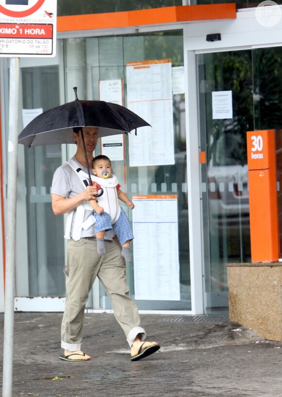 Matthew McConaughey passeia com o filho, Livingston, pelas ruas de Belo Horizonte, em Minas Gerais, em 27 de dezembro de 2013