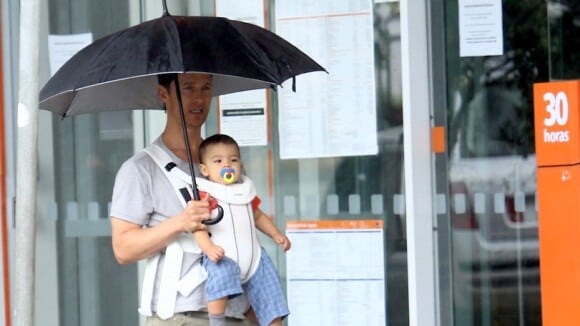 Matthew McConaughey faz passeio com o filho caçula nas ruas de Belo Horizonte