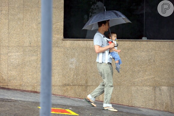 Matthew McConaughey protege o filho da chuva