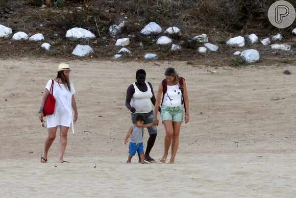 Luana Piovani leva o filho para passear na praia em Fernando de Noronha