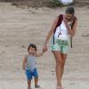 Luana Piovani passeia com o filho, Dom, em praia de Fernando de Noronha, em 27 de dezembro de 2013