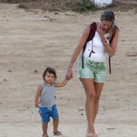 Luana Piovani leva o filho, Dom, para brincar em praia de Fernando de Noronha