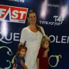 
Grávida de três meses, Vanessa Lóes posa com os filhos Cora e Gael
