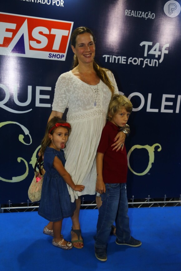 
Grávida de três meses, Vanessa Lóes posa com os filhos Cora e Gael
