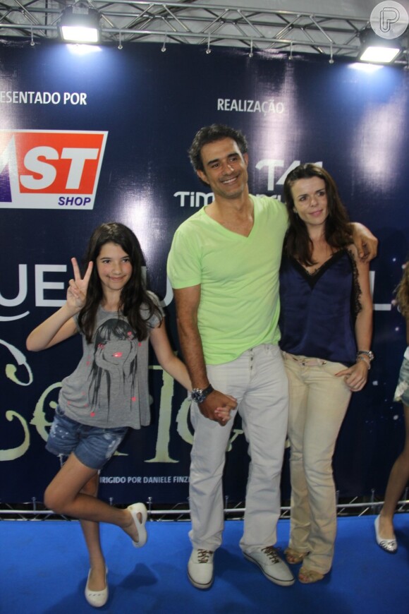 
Marcos Pasquim posa com a namorada Lucienne Moraes e a filha, Alícia
