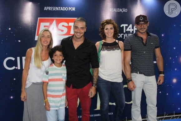 Felipe Titto levou a família para conferir o espetáculo