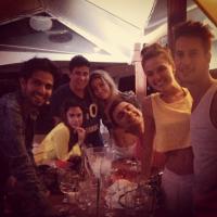 Isis Valverde, após um ano movimentado, se despede de 2013 com amigos no Caribe