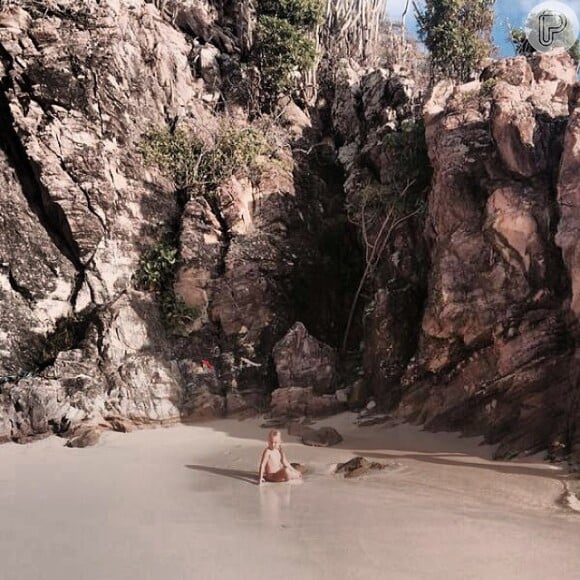 Na madrugada do dia 30 de dezembro de 2013, Isis Valverde compartilhou a foto de uma gruta caribenha com um bebê sentado na frente. 'Pequena sereia. Boa noite!', postou, divagando
