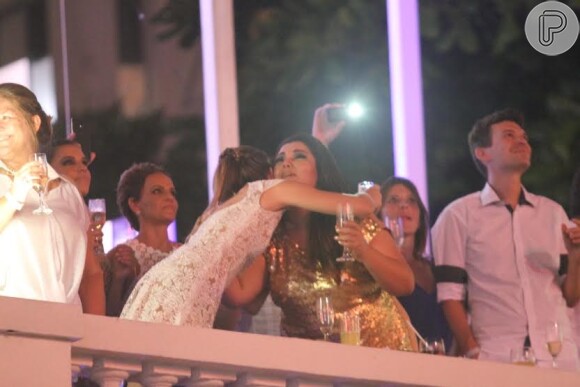 Fabiana Karla se emociona com a virada do ano ao lado da atriz de 'Além do Horizonte' Juliana Paiva no Copacabana Palace, hotel luxuoso do Rio