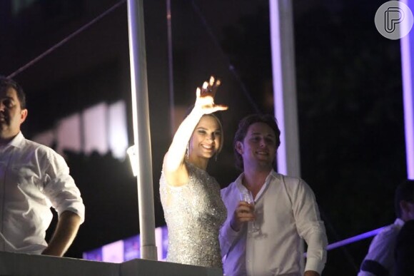 A atriz Fernanda Machado e o namorado, o americano Robert Riskin, também festejaram a chegada de 2014 no Copacabana Palace com muito beijo