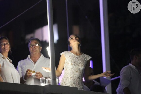 Juliana Paiva, protagonista de 'Além do Horizonte', passa Réveillon curtindo festa no hotel Copacabana Palace