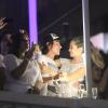 Juliana Paiva e Vinicius Tardia trocam beijos no Copacabana Palace durante festa de Revéillon