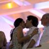 Fernanda Machado e o namorado trocam muitos beijos na chegada de 2014; casal esteve na tradicional festa de Réveillon do hotel Copacabana Palace, no Rio