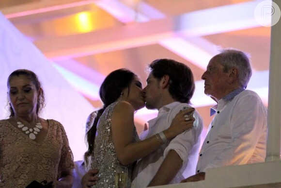 Fernanda Machado e o namorado trocam muitos beijos na chegada de 2014; casal esteve na tradicional festa de Réveillon do hotel Copacabana Palace, no Rio