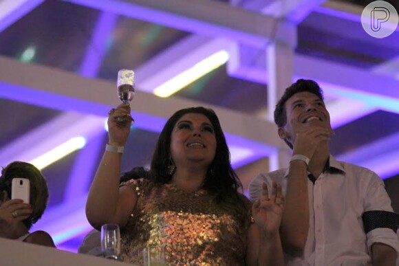 Fabiana Karla, no ar como Perséfone de 'Amor à Vida', se emociona ao curtir chegada de 2014 em Copacabana