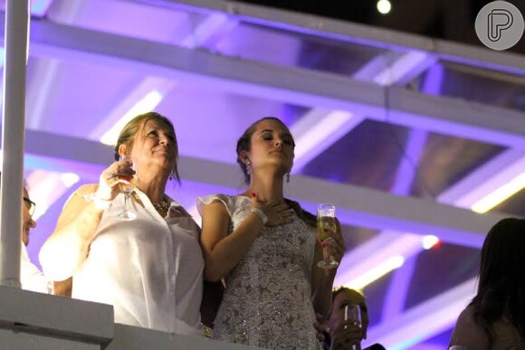 Concentrada, Juliana Paiva espera chegada de Ano Novo na festa do Copacabana Palace, no Rio
