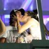 Juliana Paiva e Vinicius Tardia, atores de 'Além do Horizonte', trocam beijos na festa da virada em Copacabana
