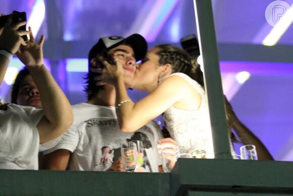 Juliana Paiva e Vinicius Tardia, atores de 'Além do Horizonte', trocam beijos na festa da virada em Copacabana