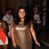 Fabiana Karla chega ao Copacabana Palace, no Rio, com vestido cheio de brilho