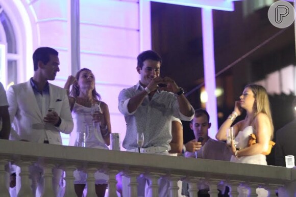 Em clima de festa de Réveillon, Anderson Di Rizzi aparece na sacada do hotel Copacabana Palace, no Rio, para cumprimentar fãs